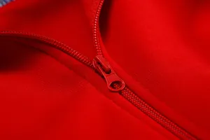Nahaufnahme einer roten Sportweste mit robustem Reißverschluss und hochwertigem Strickgewebe