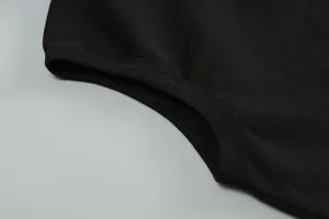 Detailansicht des hochwertigen schwarzen Rippkragens einer lässigen Sportweste.