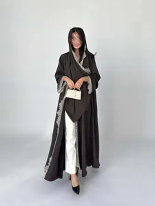 Elegante cárdigan abaya negro con delicado encaje beige en la capucha y las mangas