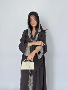 Elegante abaya marrón oscuro con ribete de encaje intrincado y velo a juego mujer