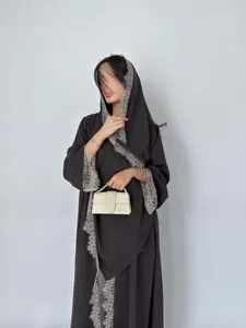 Elegante vestido largo tipo cárdigan con detalles de encaje en mangas y el dobladillo