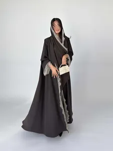 Elegante abaya marrón oscuro con ribete de encaje fino y detalle de hiyab a juego foto