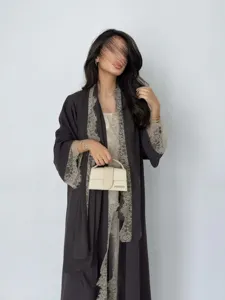 Eleganter dunkelgrauer langer Cardigan mit Spitzenbesatz über einem beigen Unterkleid