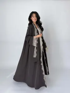 Vista detallada de un elegante cárdigan largo gris oscuro con encaje para mujer.