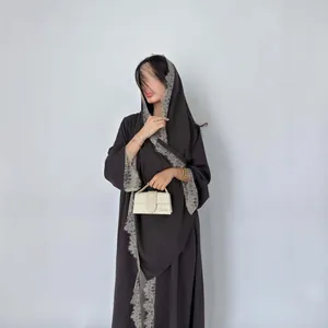 Elegante vestido abaya suelto marrón oscuro con delicados bordes de encaje y hiyab