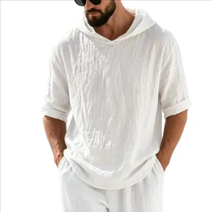 Gros plan d'un t-shirt à capuche en lin blanc avec un tissu respirant et une coupe ample