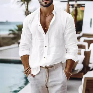 Détail d'une chemise de plage en coton et lin pour hommes avec col à revers décontracté