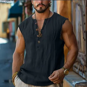 Dettaglio maglia Henley senza maniche da uomo con bottoni vintage e bordi grezzi