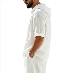 Vue latérale d'un t-shirt à capuche en lin blanc pour homme avec manches retroussées