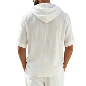 Détail de la vue arrière d'une chemise à capuche en lin blanc respirant et pur