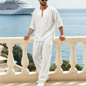 Elegante completo da uomo in lino bianco a due pezzi con scollo a V e pantaloni larghi