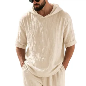 T-shirt à capuche en lin crème pour homme, coupe décontractée et tissu texturé.