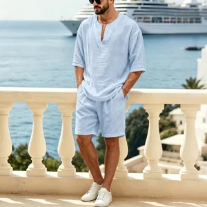 Conjunto de lino azul claro para hombre con cuello en V y pantalones cortos para vacaciones.