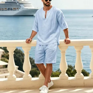 Detalle de conjunto de resort de lino azul claro con cuello V en entorno costero