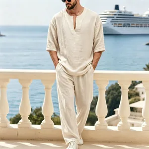 Completo estivo in lino da uomo con scollo a V e pantaloni larghi per le vacanze.