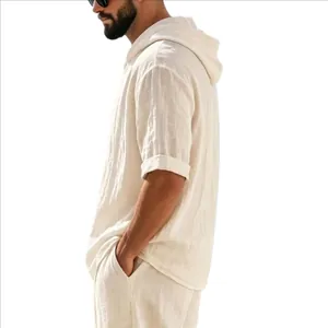 Vue latérale d'une chemise à capuche en lin blanc décontractée pour hommes à manches courtes