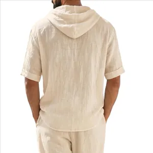 Vue arrière d'un t-shirt à capuche en lin pour homme montrant la texture.