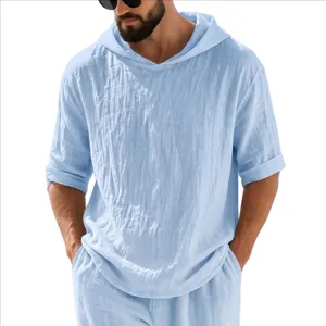Détail du t-shirt à capuche en lin bleu clair pour hommes avec texture