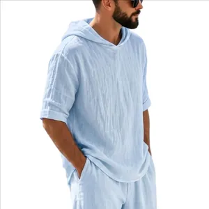 Vue latérale d'un t-shirt à capuche en lin bleu clair pour homme en tissu respirant