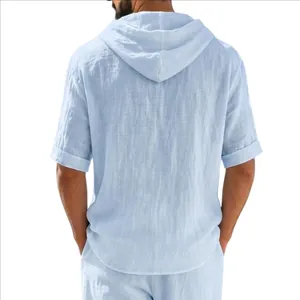 Vue arrière d'un t-shirt à capuche pour homme en lin bleu clair à texture naturelle