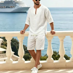 Vista detallada de conjunto de lino blanco para hombre con camisa cuello V y pantalones