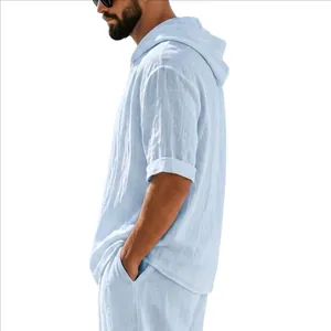 Vue latérale d'un t-shirt à capuche en lin bleu clair pour homme avec manches courtes