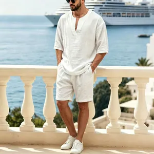 Detalle de un conjunto de lino blanco transpirable para hombre para vacaciones de verano