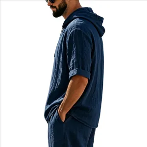 Vue latérale du t-shirt à capuche en lin bleu marine pour hommes, coupe décontractée