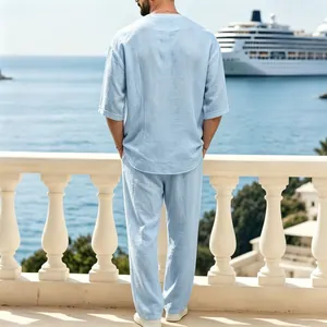 Vista posteriore di un completo maschile in lino azzurro con camicia e pantaloni larghi