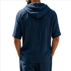 Vue arrière d'un t-shirt à capuche en lin bleu marine pour homme, coupe ample et texturée