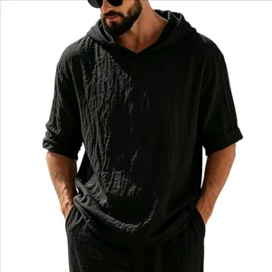Vue détaillée d'un t-shirt à capuche en lin noir ample pour homme avec texture