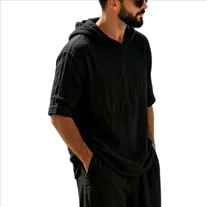Vue détaillée du t-shirt à capuche en lin noir pour homme, coupe décontractée et texture