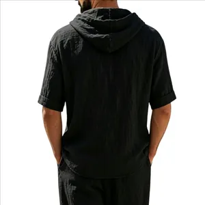 Détail de vue arrière du t-shirt à capuche en lin noir pour homme coupe ample
