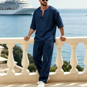 Set in lino blu navy da uomo con top con scollo a V e pantaloni dritti in riva al mare