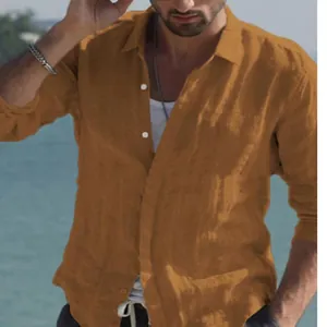 Primo piano di camicia di lino da uomo color senape con bottoni e stile da spiaggia