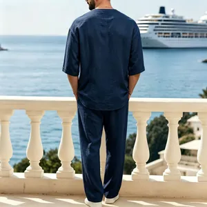 Vista posteriore di un set estivo in lino blu navy da uomo con top e pantaloni larghi