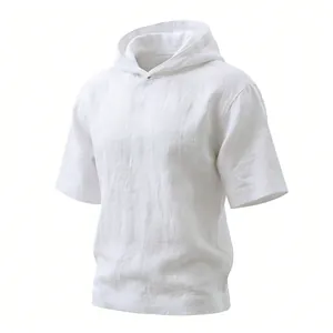 Détail d'un t-shirt blanc à capuche en lin, avec une coupe ample et tissu d'été texturé