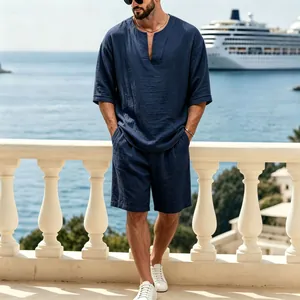 Vista detallada del conjunto de vacaciones de lino azul marino con cuello en V y shorts