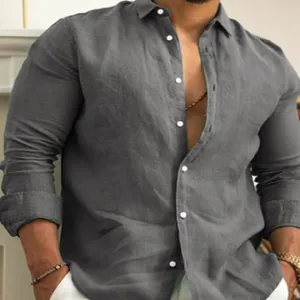 Dettaglio camicia in lino grigio uomo che mostra la trama del tessuto e la vestibilità casual.