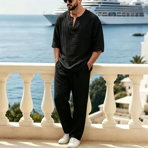 Completo casual da uomo in lino nero con top con scollo a V e pantaloni larghi al mare