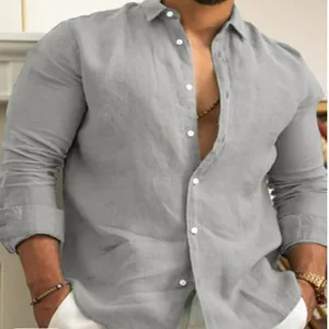 Dettaglio di una camicia di lino grigia a maniche lunghe da uomo per la spiaggia