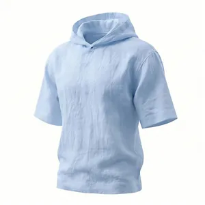 Détail d'un t-shirt à capuche en lin bleu clair montrant la texture du tissu naturel
