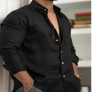 Dettaglio di una camicia di lino nera da uomo con un rilassato stile estivo da spiaggia