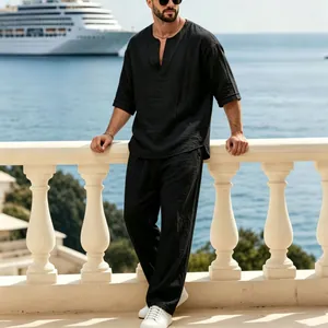 Dettaglio del set estivo da uomo in lino nero con camicia con scollo a V e pantaloni.