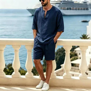 Conjunto vacacional de lino para hombre en azul marino con top de cuello en V y pantalones