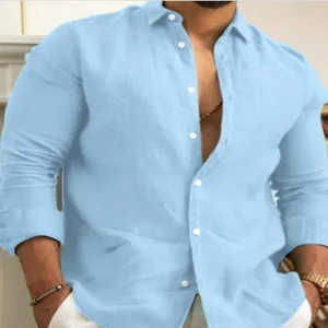 Primo piano di una camicia di lino azzurra traspirante da uomo per la spiaggia estiva