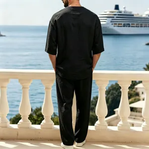 Vista posteriore di un set casual da uomo in lino nero su un balcone di lusso sul mare