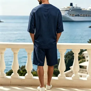 Vista trasera de un conjunto de lino azul marino para hombre en escena vacacional