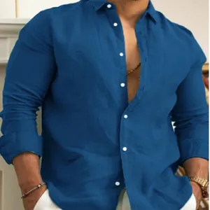 Dettaglio di camicia in lino blu da uomo con bottoni, ideale per abbigliamento estivo casual