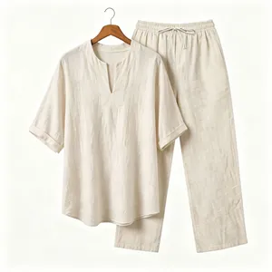 Dettaglio ravvicinato del set in lino beige con maglia a V e pantaloni dritti